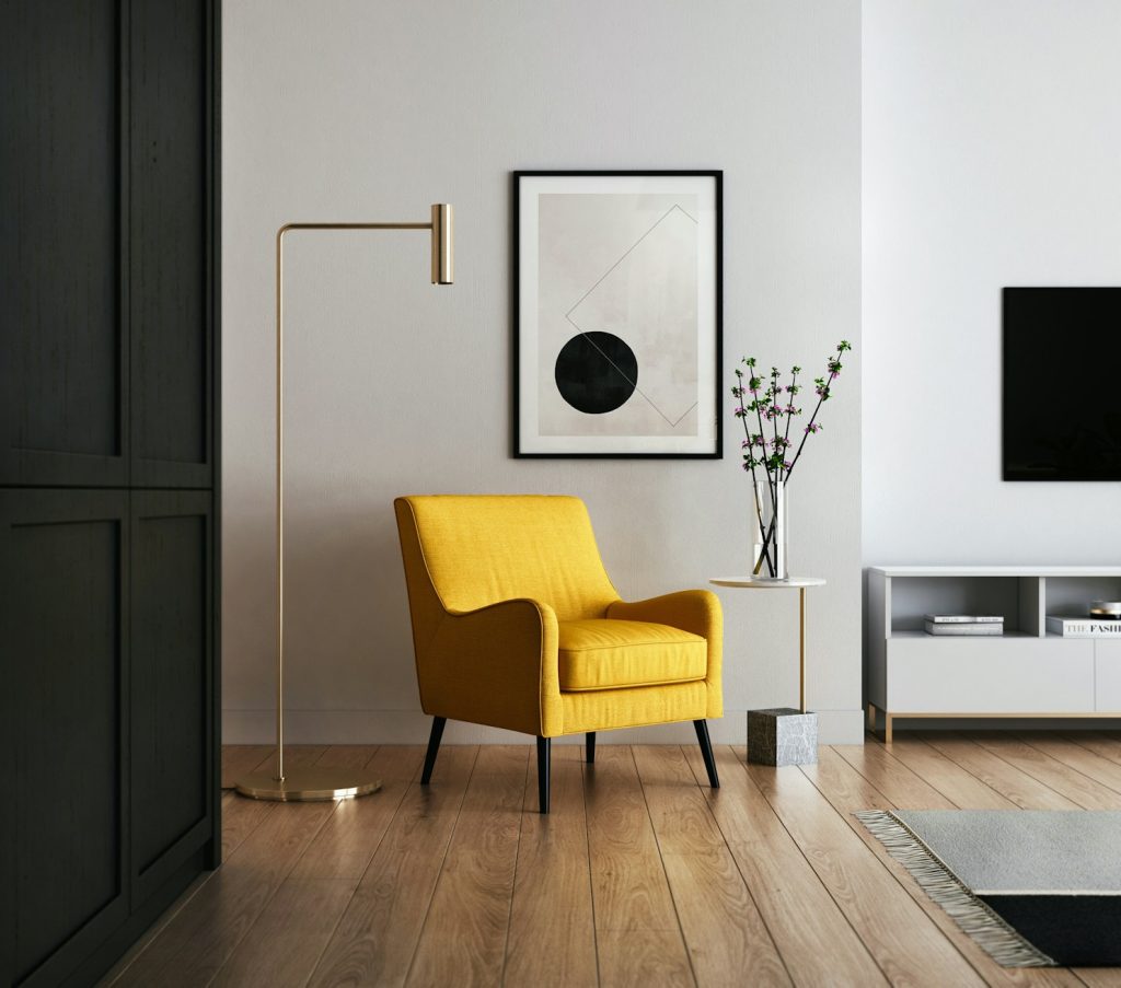 Sala de estar com cadeirão amarelo e obras de arte